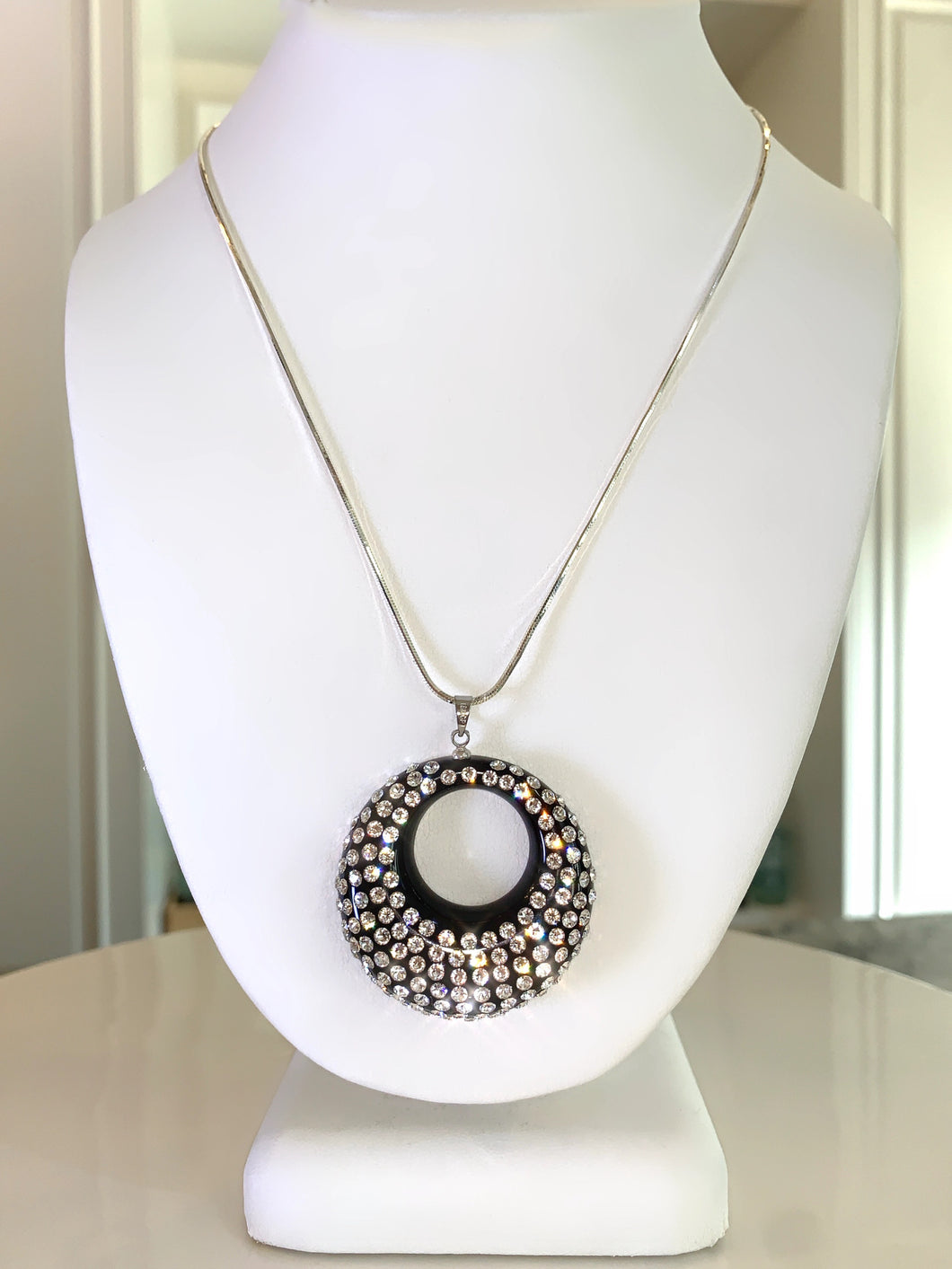 Red Carpet Oval Necklace In Black